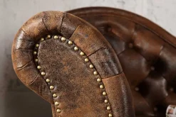 Chesterfield Récamière 170cm antik braun mit Knopfheftung und Nietenbesatz