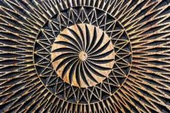 Hängendes TV-Board ILLUSION 160cm schwarz Mangoholz Massivholz mit 3D Schnitzereien gold