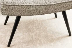 Moderner Hocker SCANDINAVIA champagner greige Bouclé schwarze Metallbeine Fußhocker